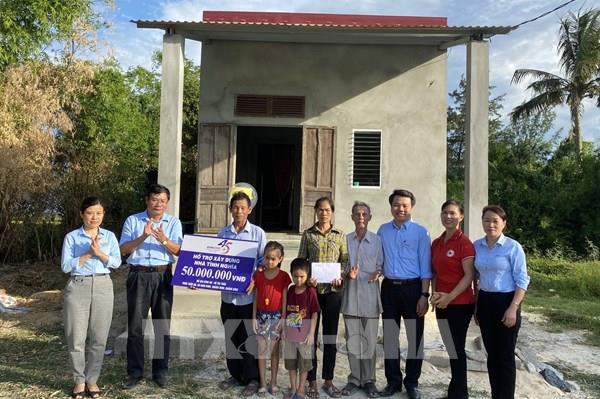 Bàn giao 5 ngôi nhà tình nghĩa cho các gia đình ở Quảng Bình