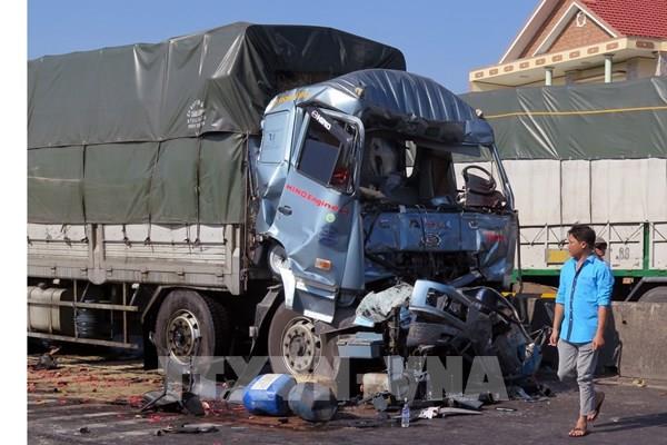 Đang chờ đèn đỏ, xe tải bị tông mạnh từ phía sau, lái xe tử vong tại chỗ