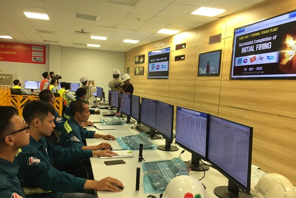 Đốt lửa lò hơi tổ máy số 1 của Nhà máy Nhiệt điện Sông Hậu 1