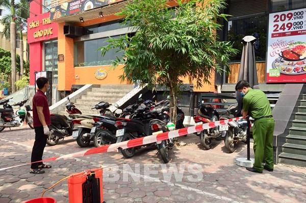 Phong tỏa ngõ 230/26 Mễ Trì Thượng và một nhà hàng vì có trường hợp nghi mắc COVID-19