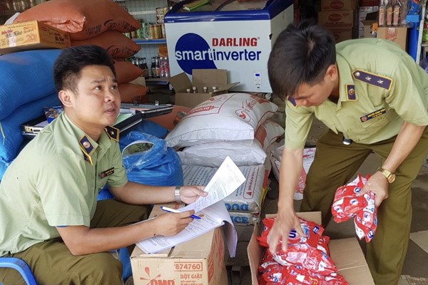 Tạm giữ hơn 200 gói bột giặt giả mạo nhãn hiệu OMO