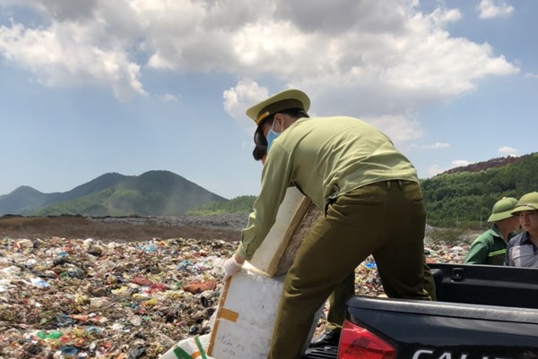 Phát hiện vụ vận chuyển lô chả cốm hư hỏng, không rõ nguồn gốc
