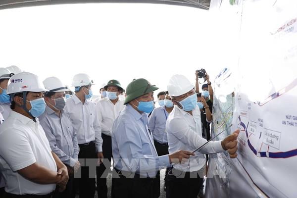 Thủ tướng kiểm tra tiến độ thi công cao tốc Trung Lương-Mỹ Thuận