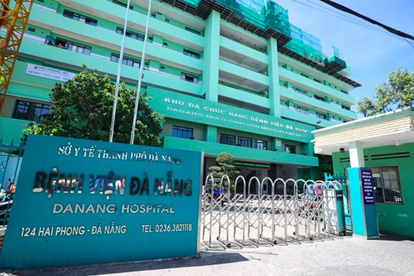 Huy động lực lượng vận chuyển người bệnh ra khỏi Bệnh viện Đà Nẵng