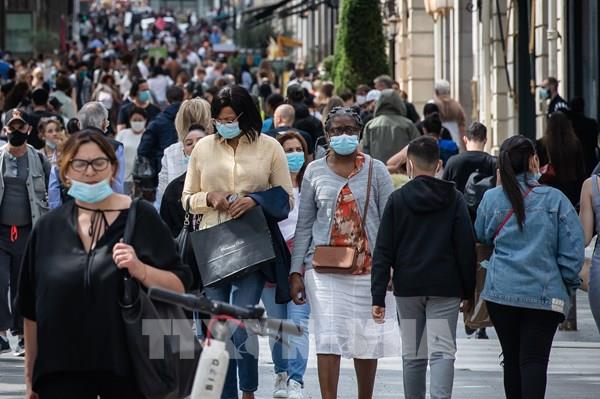 Dịch COVID-19: Pháp bắt buộc đeo khẩu trang ở thủ đô Paris
