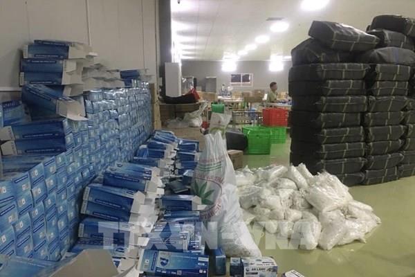 Phát hiện hàng nghìn găng tay cao su qua sử dụng, không rõ nguồn gốc