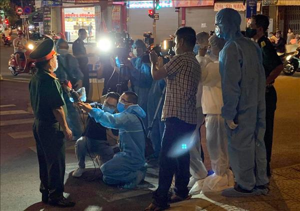 Những người lính cầm bút trong tâm dịch COVID-19