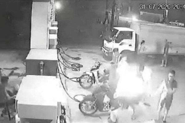 Xử phạt nhóm thanh niên hút thuốc gây cháy tại cây xăng