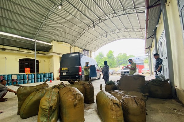 Tạm giữ phương tiện vận chuyển hàng may mặc có dấu hiệu nhập lậu