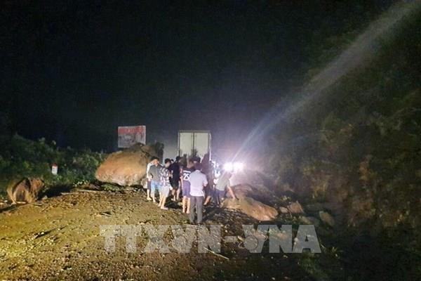 Sạt lở đất, Quốc lộ 6 ùn tắc cục bộ nhiều giờ