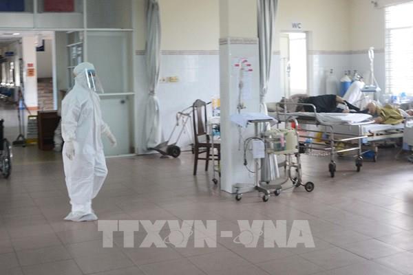 Các chuyên gia hội chẩn các ca bệnh COVID-19 nặng