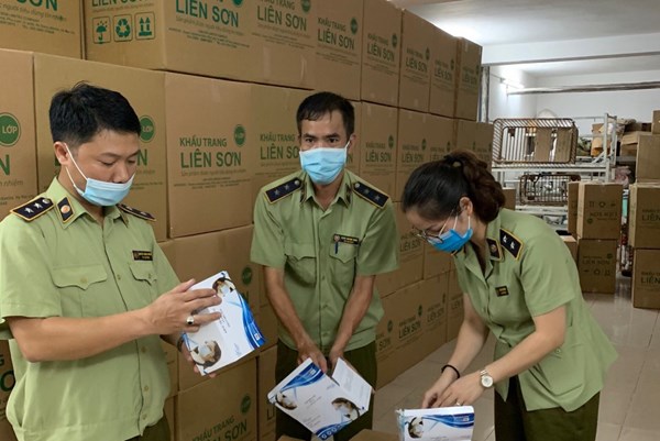 Tạm giữ 500.000 chiếc khẩu trang không đạt tiêu chuẩn chất lượng như đã công bố