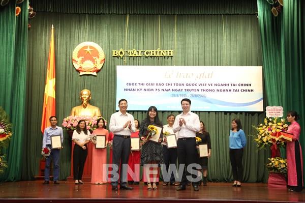 Phóng viên BNEWS và trang tin BNEWS nhận giải thưởng Cuộc thi báo chí về ngành tài chính