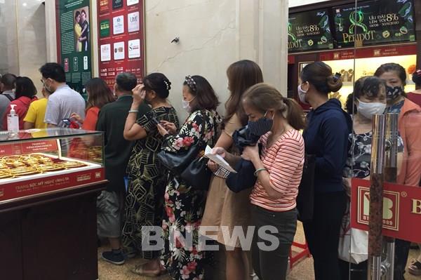 Giá vàng vượt mốc 62 triệu đồng/lượng: Thị trường tấp nập giao dịch mua bán