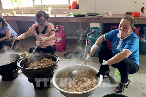 Dịch COVID-19: Một ngày ở gian bếp của các "anh nuôi" trong khu cách ly