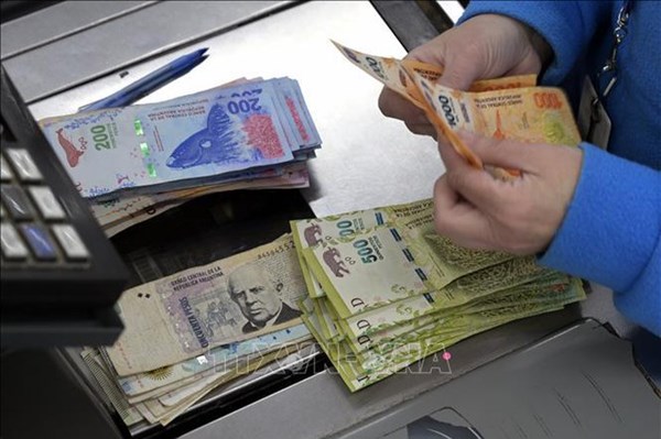 ラテンアメリカは、自国通貨の大幅な切り下げにより、金利引き上げの圧力にさらされています。
