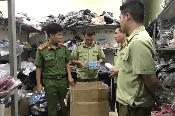 Tạm giữ 2.700 khẩu trang không rõ nguồn gốc và quần áo có dấu hiệu giả mạo nhãn hiệu