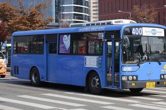 Hàn Quốc lắp đặt nhà chờ xe buýt thông minh chống lây nhiễm COVID-19