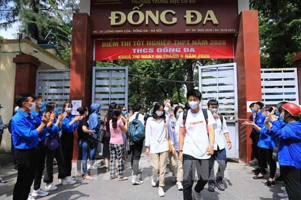 Thí sinh Hà Nội phấn khởi sau khi hoàn thành môn thi đầu tiên kỳ thi tốt nghiệp THPT năm 2020