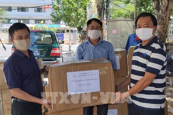 Trao tặng 16.000 khẩu trang N95 và đồ bảo hộ y tế cho lực lượng phòng, chống dịch Đà Nẵng