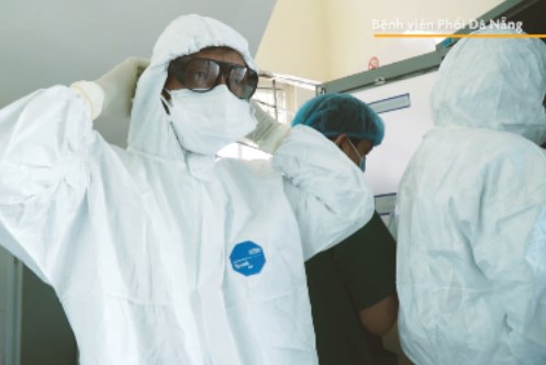 Cận cảnh quá trình điều trị bệnh nhân COVID-19 nặng