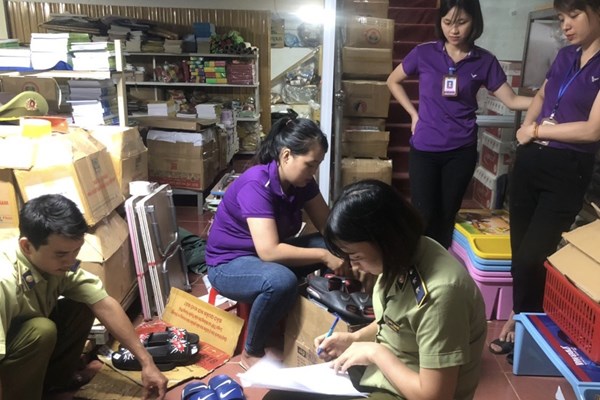 Tạm giữ gần 600 sản phẩm có dấu hiệu giả mạo nhãn hiệu Adidas, Nike 