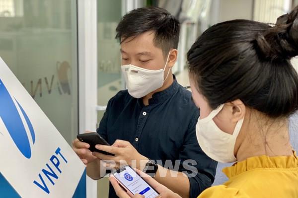 Hỗ trợ các thuê bao cài đặt ứng dụng Bluezone trên điện thoại thông minh