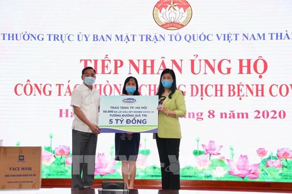 Hà Nội tiếp nhận ủng hộ 50.000 bộ lấy mẫu xét nghiệm virus SARS-CoV-2