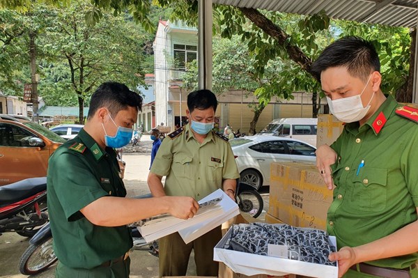 Tạm giữ gần 1.500 chiếc quạt sưởi và khăn choàng vải giả mạo nhãn hiệu