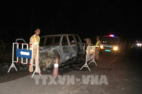 Ô tô 7 chỗ bất ngờ phát nổ, bốc cháy dữ dội khi đang lưu thông