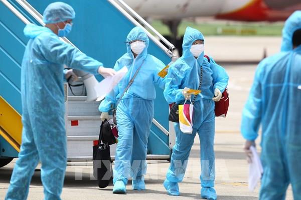 Chuyến bay đầu tiên đưa 207 du khách bị mắc kẹt tại Đà Nẵng về Hà Nội