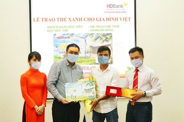 HDBank trao “Thẻ Xanh cho gia đình Việt” tới khách hàng đầu tiên