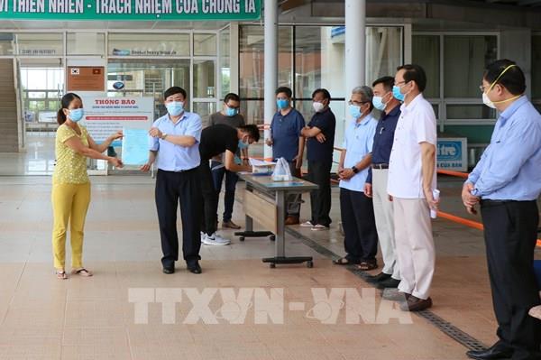 Hai bệnh nhân 717 và 719 mắc COVID-19 xuất viện tại Quảng Nam
