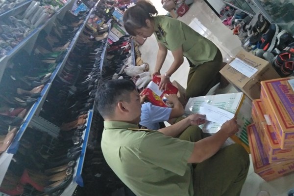 Tạm giữ giầy, túi sách có dấu hiệu giả mạo nhãn hiệu Gucci, Chanel