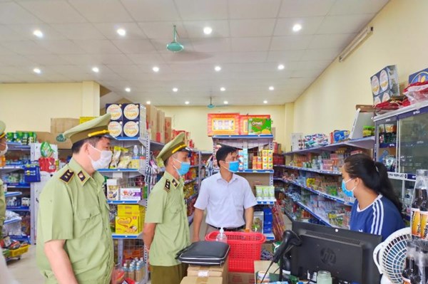 Xử phạt 2 cơ sở kinh doanh thực phẩm bao gói sẵn không niêm yết giá 