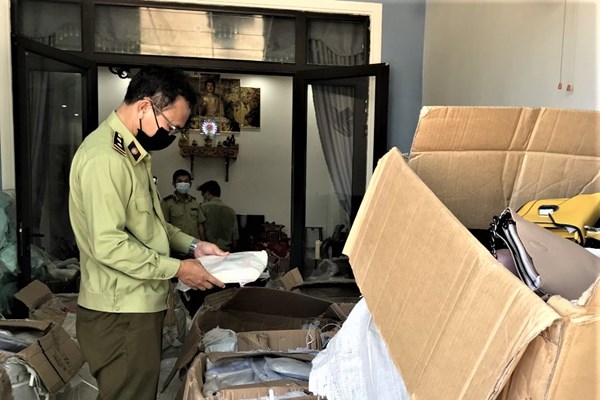 Tạm giữ 800 sản phẩm hàng hoá có dấu hiệu nhập lậu, kinh doanh trên mạng xã hội 