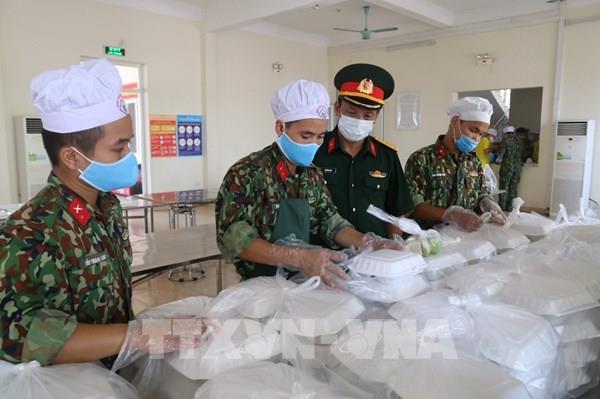 Dịch COVID-19: Chăm sóc từng bữa ăn cho các công dân cách ly tập trung