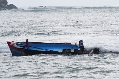 Thanh Hóa: Chìm tàu, 5 ngư dân được cứu nạn kịp thời