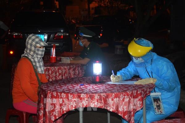 Những “chiến sĩ tuyến đầu” trắng đêm lấy mẫu xét nghiệm virus SARS-CoV-2