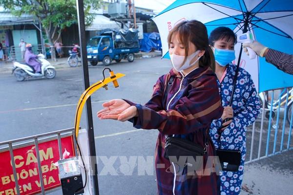 Chế máy xịt sát khuẩn “không chạm” để chung tay phòng, chống dịch COVID-19