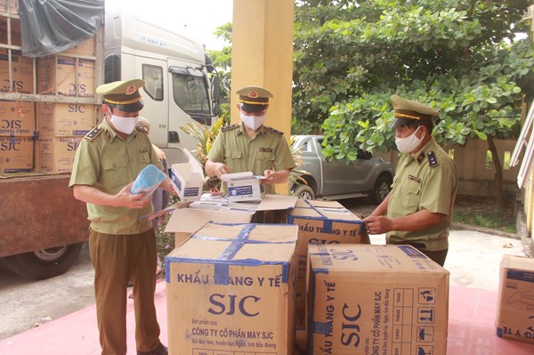 Bắt giữ xe tải chở số lượng lớn khẩu trang và mũ bảo hiểm không có hóa đơn chứng từ