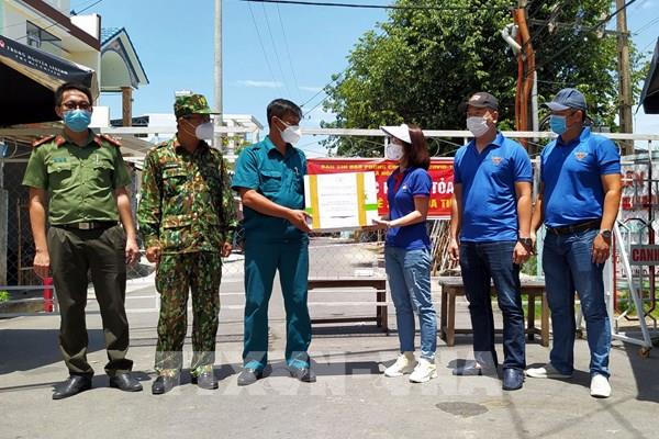 Dịch COVID-19: TTXVN tiếp tục hỗ trợ vật dụng bảo hộ y tế cho Đà Nẵng