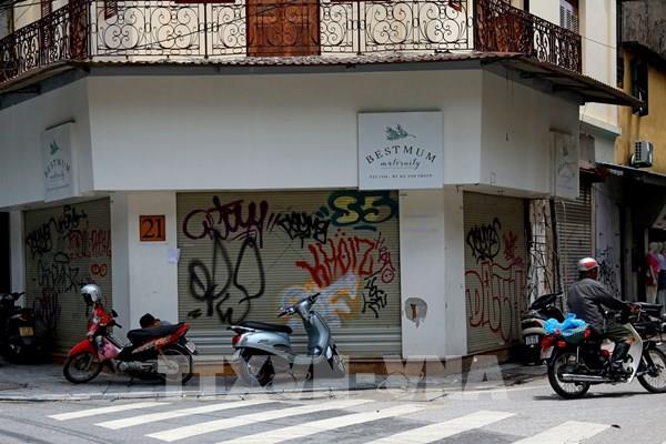 Ế ẩm vì COVID, hàng loạt cửa hàng ở phố cổ Hà Nội phải đóng cửa