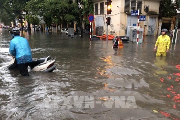 Mưa lớn trên diện rộng làm ngập nhiều tuyến phố tại Hà Nội