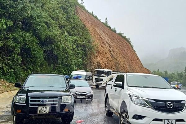 Mưa lớn gây sạt lở nhiều tuyến đường ở Lào Cai