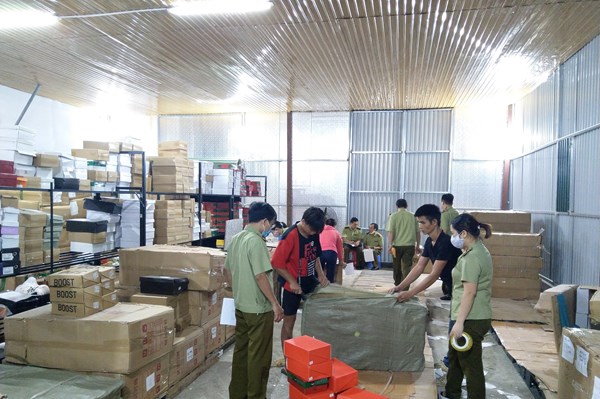  Tạm giữ gần 6.000 sản phẩm giày dép các loại có dấu hiệu vi phạm