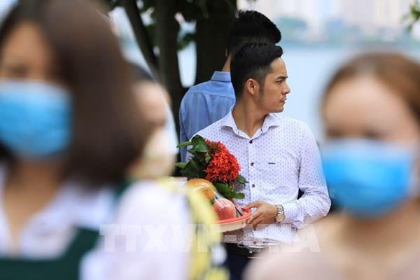 Hà Nội: Người dân chủ quan không đeo khẩu trang, chen chúc lễ Phủ Tây Hồ