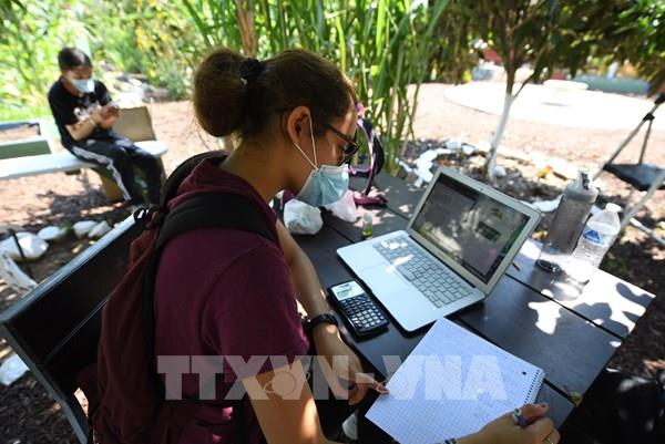 Mỹ: Học trực tuyến trong đại dịch COVID tăng gánh nặng nợ nần