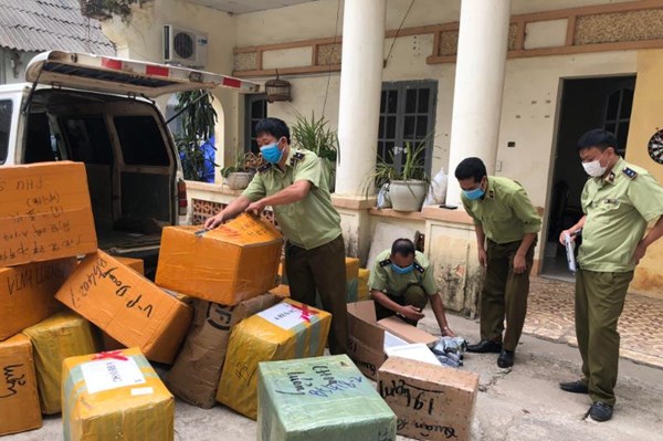 Tạm giữ xử lý gần 30.000 đơn vị phụ kiện điện thoại các loại có dấu hiệu nhập lậu