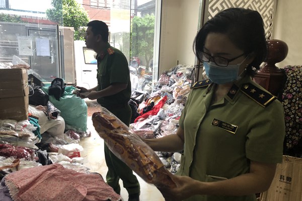 Tạm giữ lô hàng quần áo, mỹ phẩm, đồng hồ có dấu hiệu vi phạm